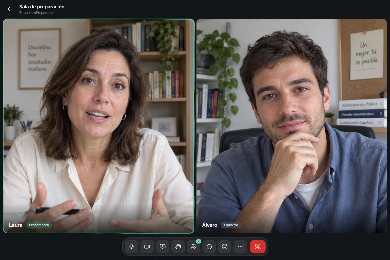 Una preparadora explica una clase a un opositor en el aula de videollamadas de EncuentraPreparador.